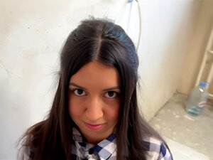 In die Beute der Reparateurin für unvollendete Arbeiten geschlagen