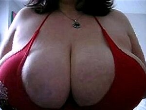 Rote Schönheit mit großen Titten - Größer