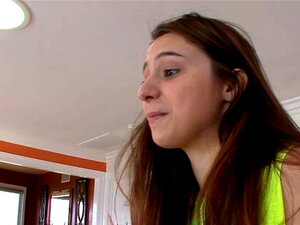 Freund saugt an Elektra Rose großen Titten. Freund wurde heiß auf