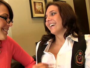 Stiefmutter fingert ihre Muschi. Busige Stiefmutter MILF fingert ihre