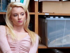 Blonde met kleine tieten wordt op kantoor in verschillende posities