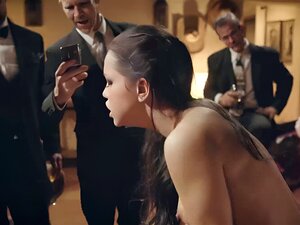 Escort-Girl Alina Lopez wird während der Party hart gefickt. Die