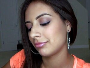 Ondeugend geschoren kutje tonen. Seductive chick is rising de