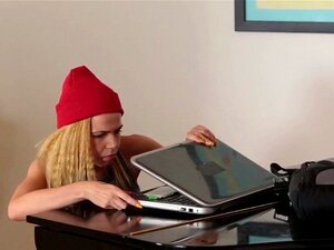 Kleine schat neemt een grote zwarte lul en krijgt een facial terwijl