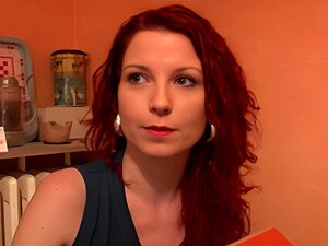 Süße Rothaarige Babe fickt im Poolraum. Süßer Rothaariger