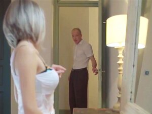 Tracy ottaa ison tahmean spermalaukauksen täydelliselle vatsalleen,