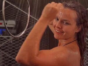 Dina Meyer nude - Starship Troopers - 1997. Il clip è stato preso dal