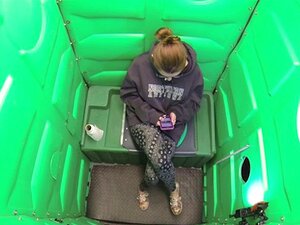 Штреберка са наочарима воли да пуши