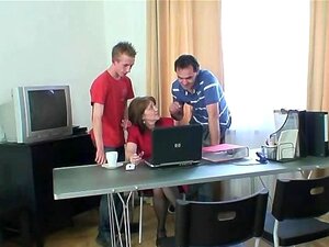 Канцеларијска дама прима два курца