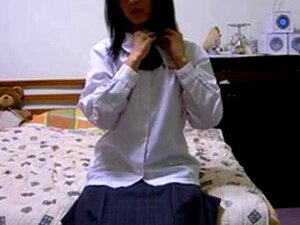 Haariges Streaming-chinesisches Cam-Mädchen vor der Kamera