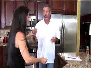 Milf en chaleur se retourne en voyant un mec inattendu