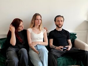Amateur Drei-gegen -2 französische Domme teilen sich einen günstigen