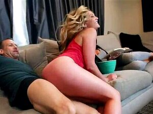 Heimliche Stieftochter fickt Stiefvater neben der unwissenden Mutter