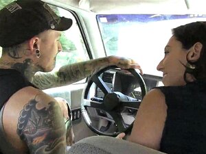 Haarige Achselhöhlen Pornostar Nikki Silver und Ruckus wollen reiten?