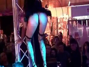 Sexig brunett slampa blir kåt av att dansa