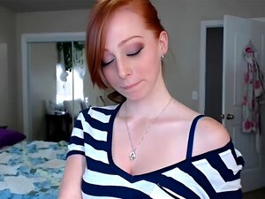 Ragazza rossa che mostra le tette