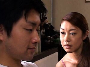 Die reife Misa Tachibana reitet zu einem Orgasmus