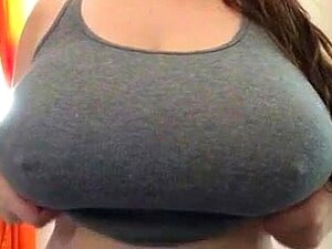 Mädchen mit perfekten Titten spielen mit ihren Nippeln