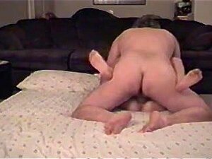 Dieses Paar hat harten Sex auf dem hübschen großen Bett, meine