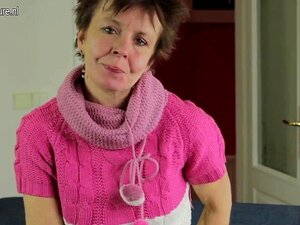 Dünne reife Oma bearbeitet ihre behaarte Muschi