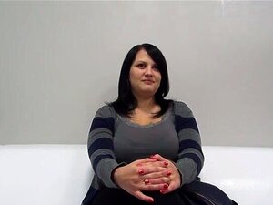 Übergewichtige, tschechische brünette Haare mit großen, hüpfenden