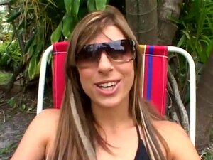 Bikini-Babe fickt Glasdildo draußen