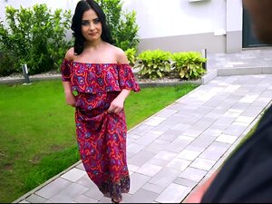 Hengst Vince Karter wird geil, während er dem zierlichen Mädchen