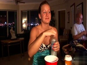 Isotissinen tyttöystävä imee