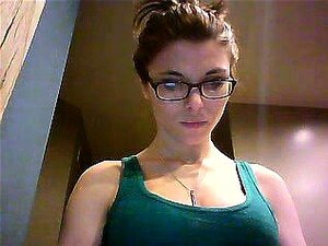 Geekige Brünette zeigt ihr köstliches Dekolleté in einem grünen T