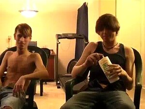 Erstaunlicher Twinks Jared ist nervös wegen seines ersten Wichsens