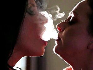 Romi Rain & Abigail Mac rauchen und ficken
