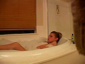 Девојка се самозадовољава у кади