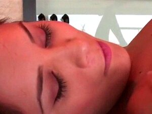 Söpö seksinukke panee märkää pilluaan vibraattorilla