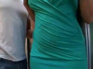 Sie paddelt einen jungen Hengst, um ihre Füße über seinen Schwanz