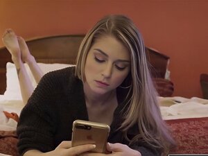 Gelangweilt und geil beschließt sie, ein bisschen Spaß mit dem