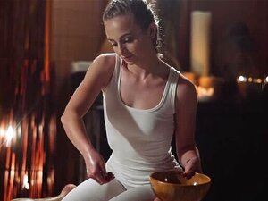 Sexy, ölgetränkte kleine Titten-Masseurin