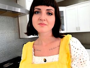 Stiefmutter bereitet Stiefsohn auf das Uni-Leben vor