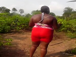 Irgendwo in Afrika kam eine sechsköpfige ghanaische Stiefmutter zur