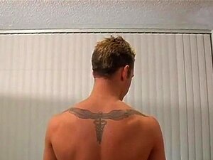 Hetero-Typ bläst TGP Gay in voller Länge, zieht sein Shirt aus, er