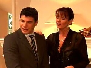 Une mature Doxy se fait baiser en groupe par un homme riche