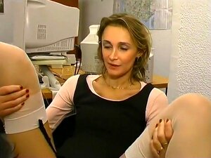 Hete bokser met een lekkere kont in een kuisheidsgordel warmt haar
