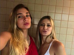 Schau dir jetzt an, wie echte Stiefschwester tief küsst! - Tiefes