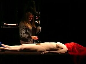 Eine behaarte Frau nackt im Theater