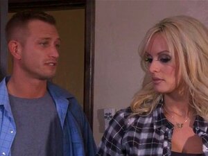 Großer Schwanz dringt in ihre Fotze ein. Großbusige, wunderschöne