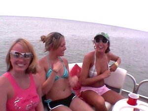 4 filles qui font du bateau et montrent autour de l'île de padre sud