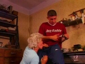 Heiße Oma Effie liebt Analsex. Behaarte Oma in Strümpfen wird in den