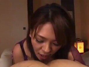 Japanische Süße fickt vor ihren Stiefeltern. Japanische Süße fickt