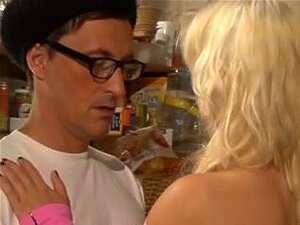 Tina (deutsche Schlampe) fickt in der Küche und bekommt eine Creampie