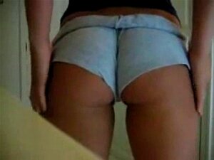 Tyttö, jolla on erittäin kuuma perse, tanssii ja riisuu