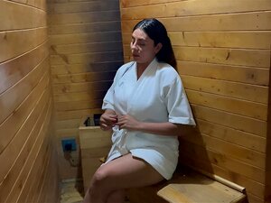 ICH FICKE DIE NACHBARIN, ALS ICH SIE MASTURBIEREND IN DER SAUNA FINDE